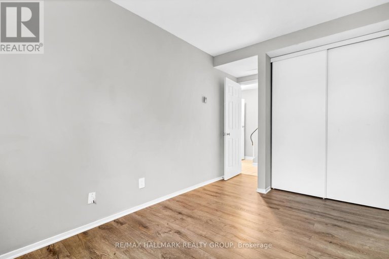 28918769/1-460-fenerty-court/katimavik/ottawa/ontario/K2L3A9_20