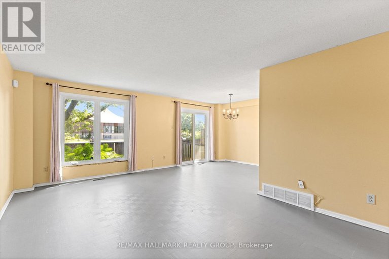 28586632/55-river-garden-private/mooneys-bayriverside-park/ottawa/ontario/K1V1M8_6