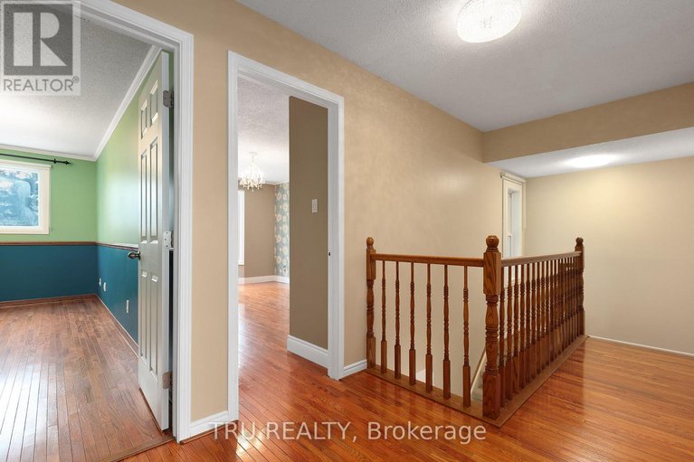 29239837/1078-st-emmanuel-terrace/convent-glen-north/ottawa/ontario/K1C2J7_21