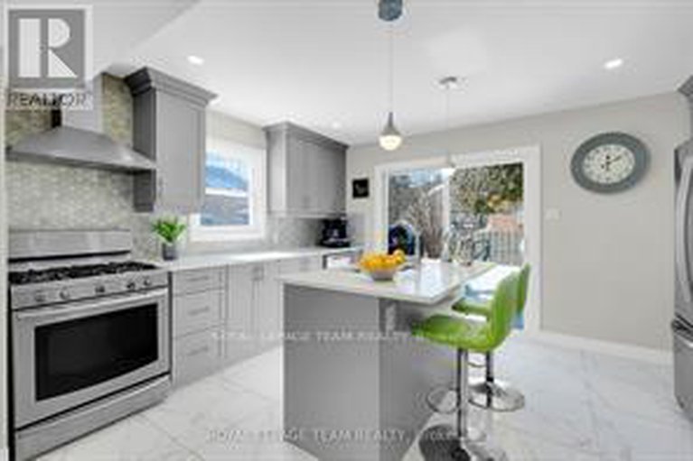 28591495/1107-normandy-crescent/borden-farmstewart-farmcarleton-heightsparkwood-hills/ottawa/ontario/K2E5A3_11