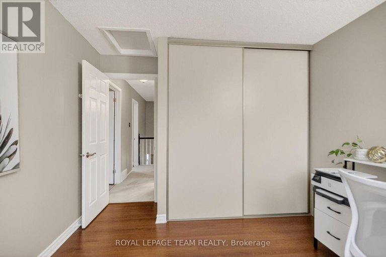 29608683/8-gowrie-drive/glencairnhazeldean/ottawa/ontario/K2L2S4_31