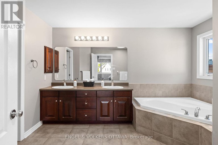 28760668/98-anfield-crescent-e/barrhaven-east/ottawa/ontario/K2G7B7_25