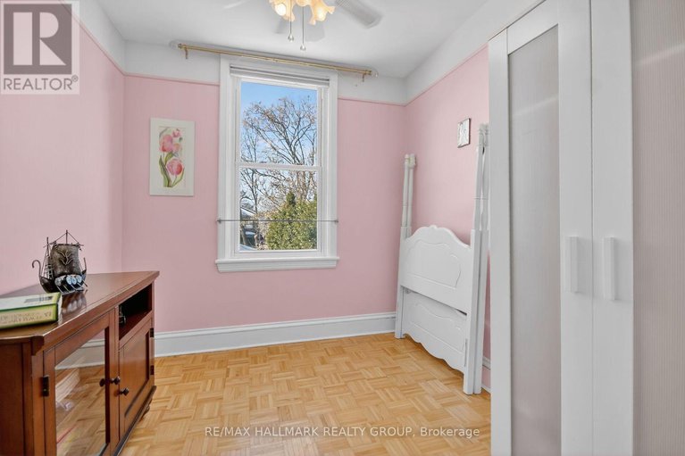 29421781/512-melbourne-avenue/mckellarhighland/ottawa/ontario/K2A1W5_25