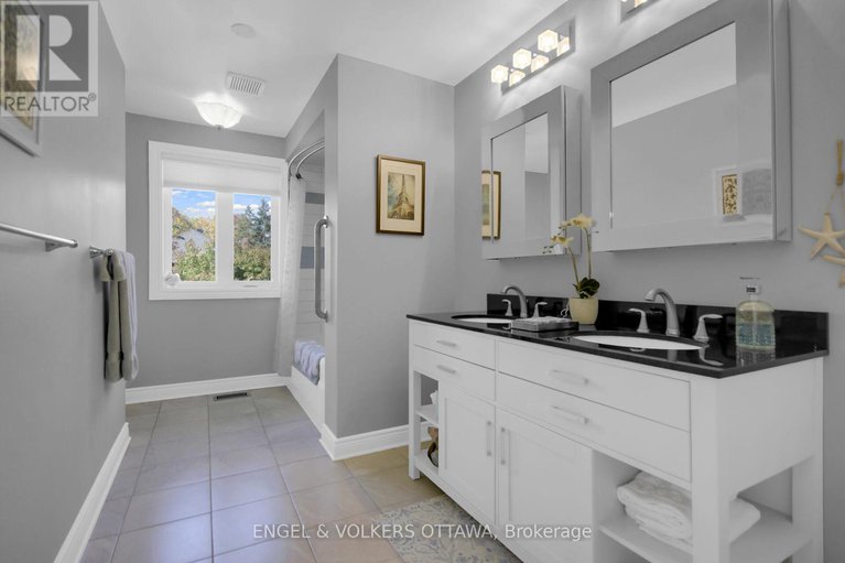 29119545/5593-whitewood-avenue-s/manotick-village-manotick-estates/ottawa/ontario/K4M1E1_19