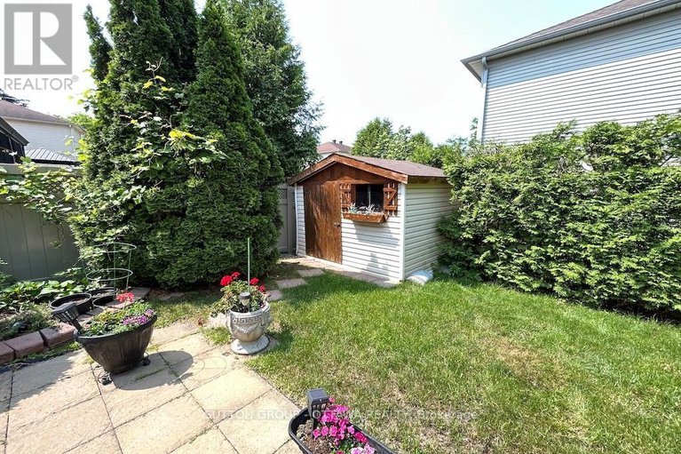 28486818/32-cellini-court-w/hunt-club-park/ottawa/ontario/K1G5K3_49