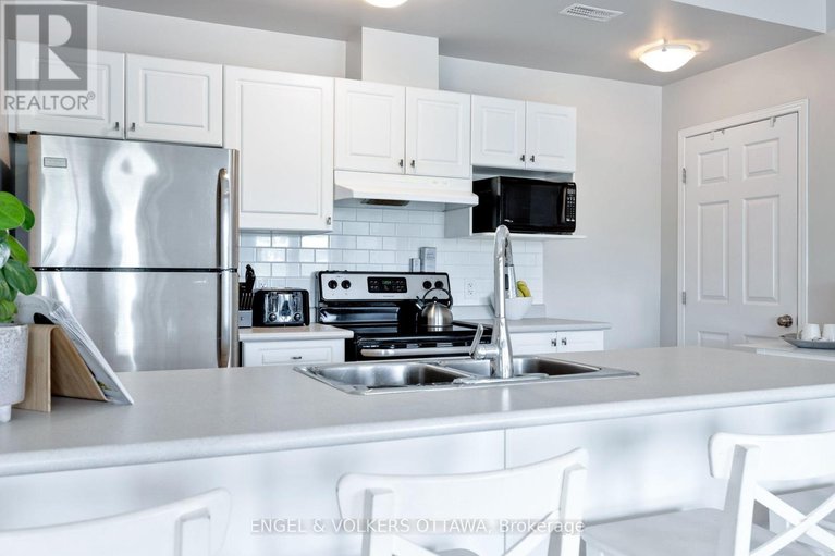 28491799/4-44-sternes-private/springridgeeast-village/ottawa/ontario/K4A0X8_20