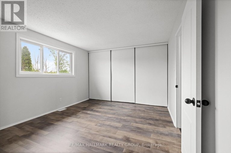 29300116/1083-millwood-court/convent-glen-north/ottawa/ontario/K1C3E9_24