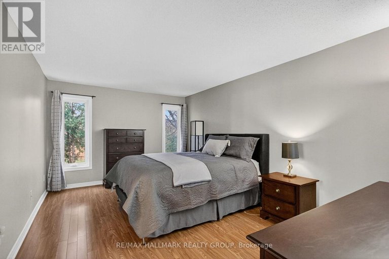 29630487/110-hunters-glen-crescent/hunt-club-parkgreenboro/ottawa/ontario/K1T3R1_15