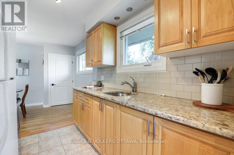 28847958/814-pleasant-park-road/elmvale-acres/ottawa/ontario/K1G1Y9_10