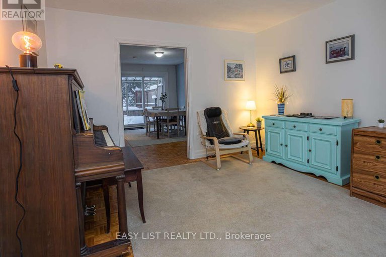 29386646/73-hobart-crescent/sheahan-estatestrend-village/ottawa/ontario/K2H5S3_17