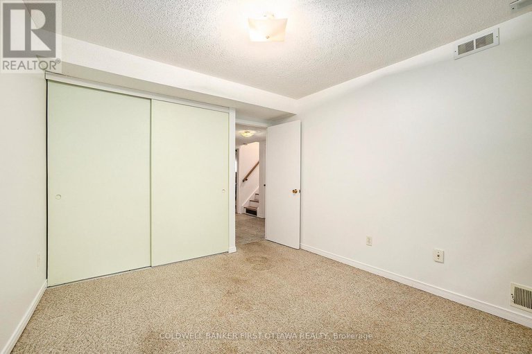 28881410/27-ariel-court/westcliffe-estates/ottawa/ontario/K2H8J1_12