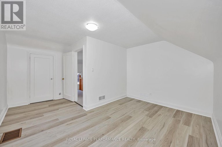 28423853/195-baribeau-street/vanier/ottawa/ontario/K1L7R4_29