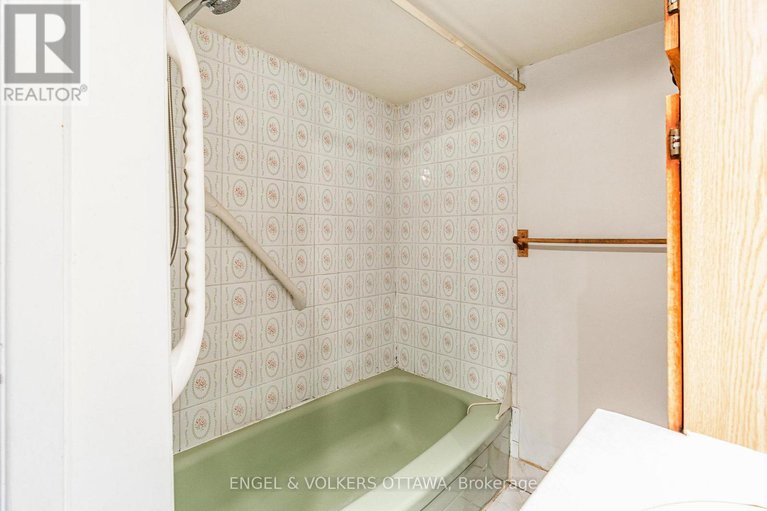 28875470/467-edgeworth-avenue/woodroffe/ottawa/ontario/K2B5L2_14