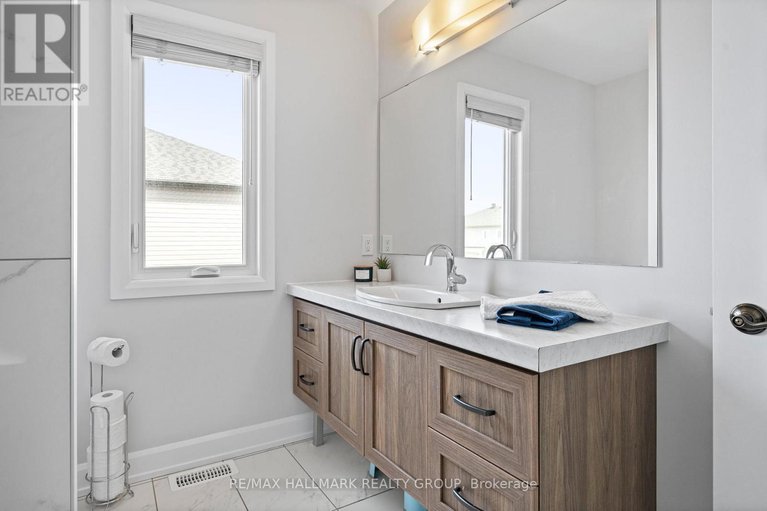 29521538/293-central-park/village-of-russell/russell/ontario/K4R0G2_33