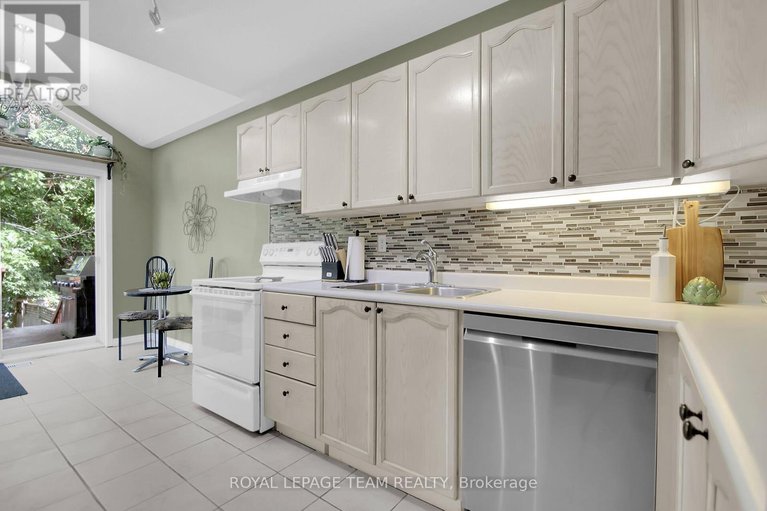 28809453/75-inverary-drive/morgans-grantsouth-march/ottawa/ontario/K2K2S1_12