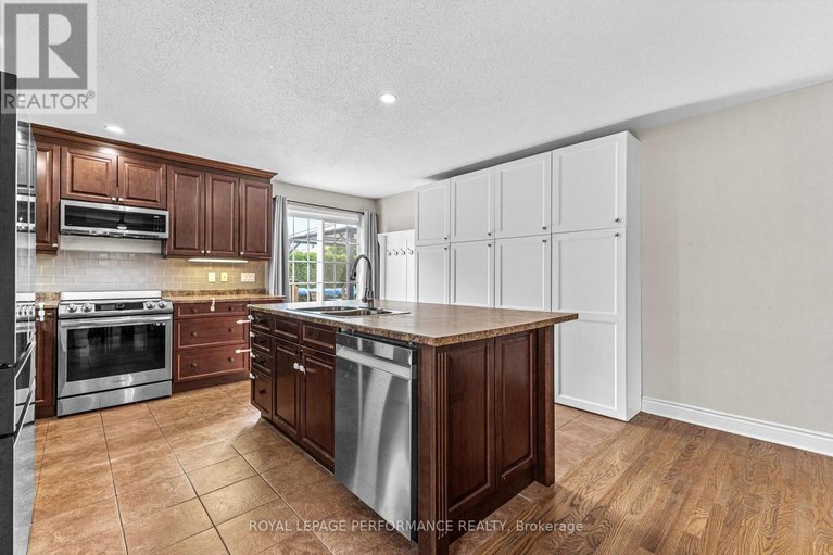 28461839/7-settlement-lane/village-of-russell/russell/ontario/K4R0A4_12