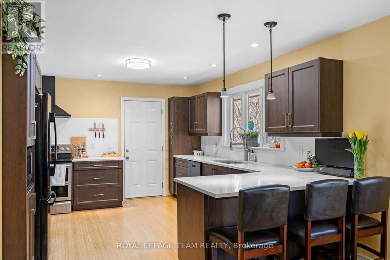 29669851/1986-fairbanks-avenue/alta-vistafaircrest-heights/ottawa/ontario/K1H5Y6_14