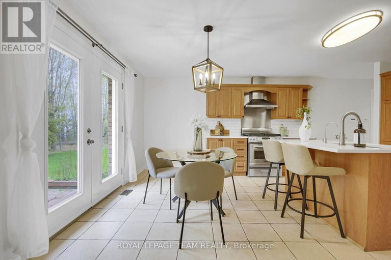 28297086/5719-stuewe-drive/manotick-east-to-manotick-station/ottawa/ontario/K4M1L2_12
