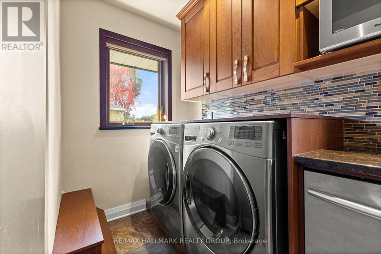 29013157/18-kerry-crescent/city-viewskylinefisher-heightsparkwood-hills/ottawa/ontario/K2E5V6_16