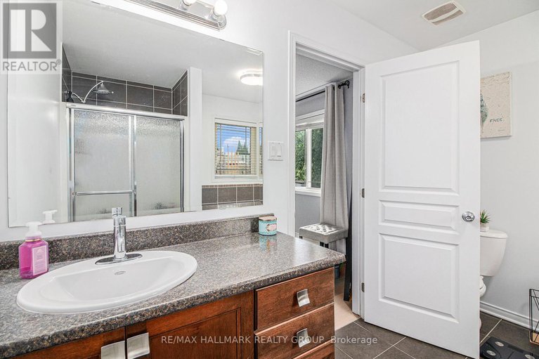 28598601/716-percifor-way/mer-bleuebradley-estatesanderson-park/ottawa/ontario/K1W0E4_15