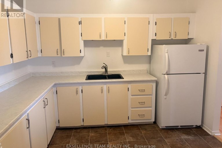 29464236/220-kenyon-street/alexandria/north-glengarry/ontario/K0C1A0_6