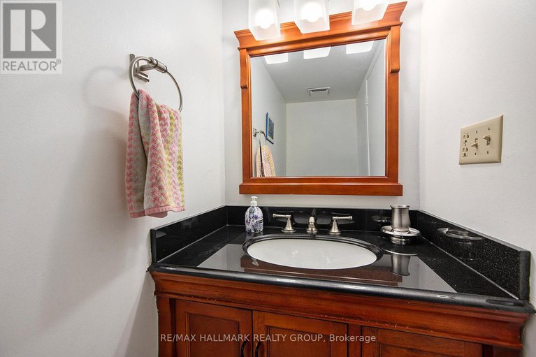 29079645/1570-payette-drive/bilberry-creekqueenswood-heights/ottawa/ontario/K1E1S9_17