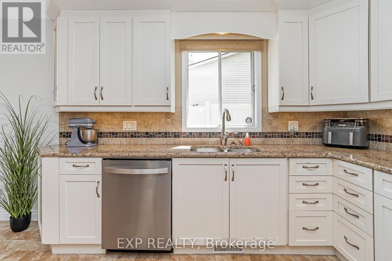 28799326/6084a-vineyard-drive/convent-glen/ottawa/ontario/K1C2M5_17