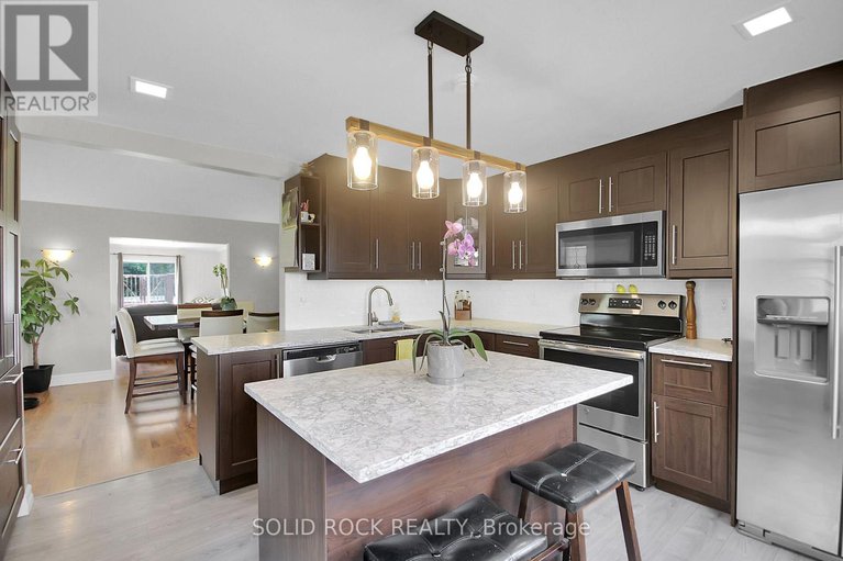 28485152/7312-bank-street/osgoode-twp-south-of-reg-rd-6/ottawa/ontario/K0A2P0_17