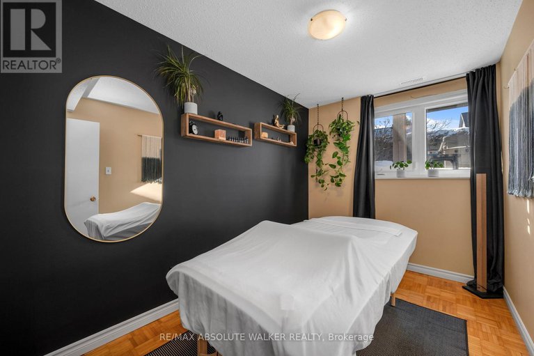 29422550/19-lambert-drive/sheahan-estatestrend-village/ottawa/ontario/K2H5Y3_24