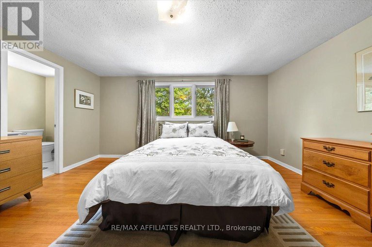 28785482/49-silver-aspen-crescent/blackburn-hamlet/ottawa/ontario/K1B3C3_21