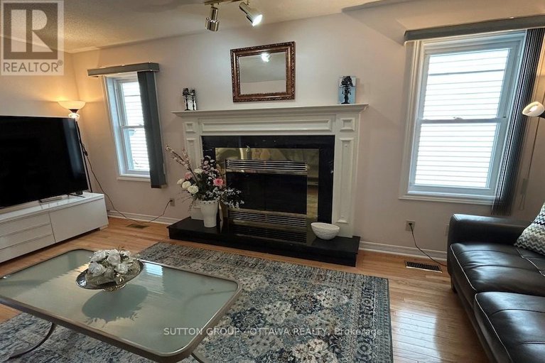 28486818/32-cellini-court-w/hunt-club-park/ottawa/ontario/K1G5K3_12