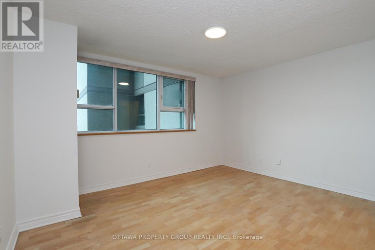 29126397/416-555-brittany-drive/viscount-alexander-park/ottawa/ontario/K1K4C5_14