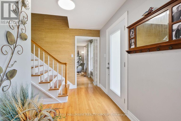 28552102/1430-royal-maple-drive/cumberland-ridge/ottawa/ontario/K4C1B5_4