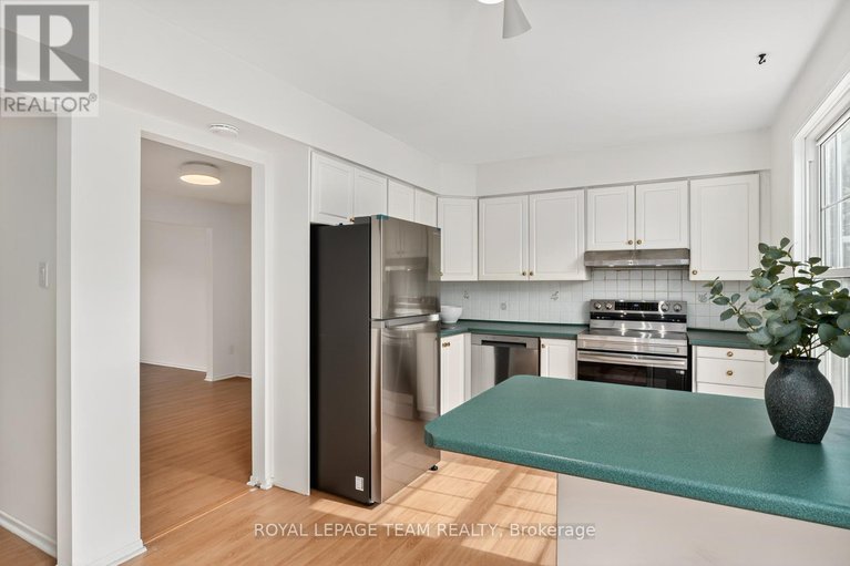 28827776/9-moorside-private/carleton-heights/ottawa/ontario/K2C3P4_16