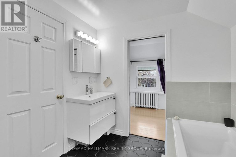 29565294/105-queen-mary-street/overbrookcastle-heights/ottawa/ontario/K1K1X4_23