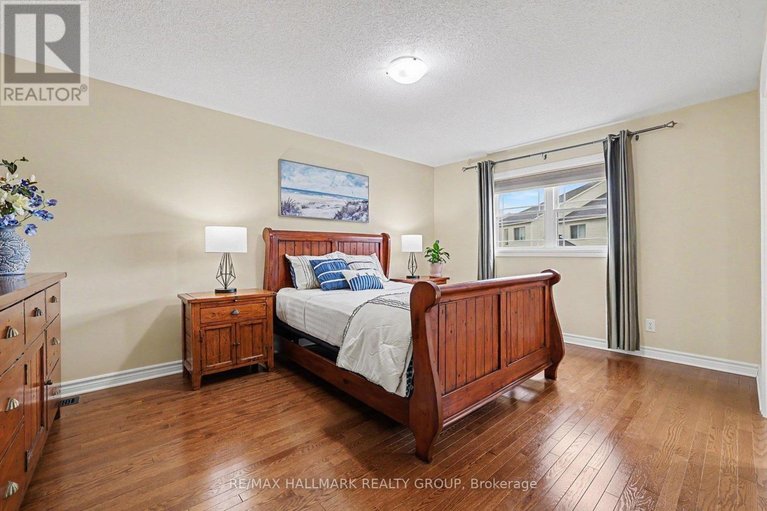 29687151/217-gossamer-street/mer-bleuebradley-estatesanderson-park/ottawa/ontario/K1W0B9_16