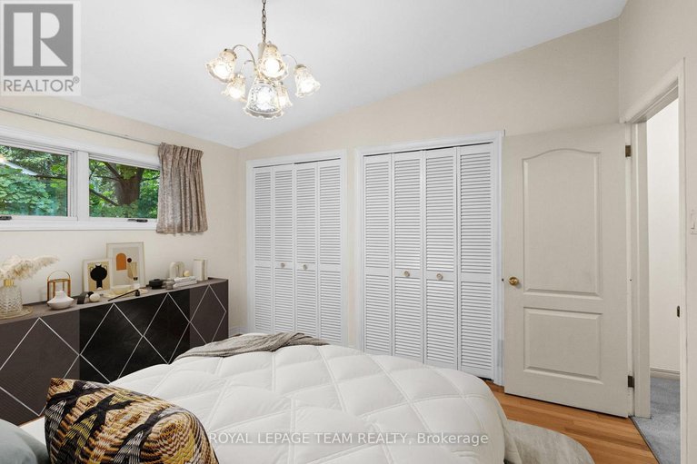 28660553/1952-fairbanks-avenue/alta-vistafaircrest-heights/ottawa/ontario/K1H5Y4_18