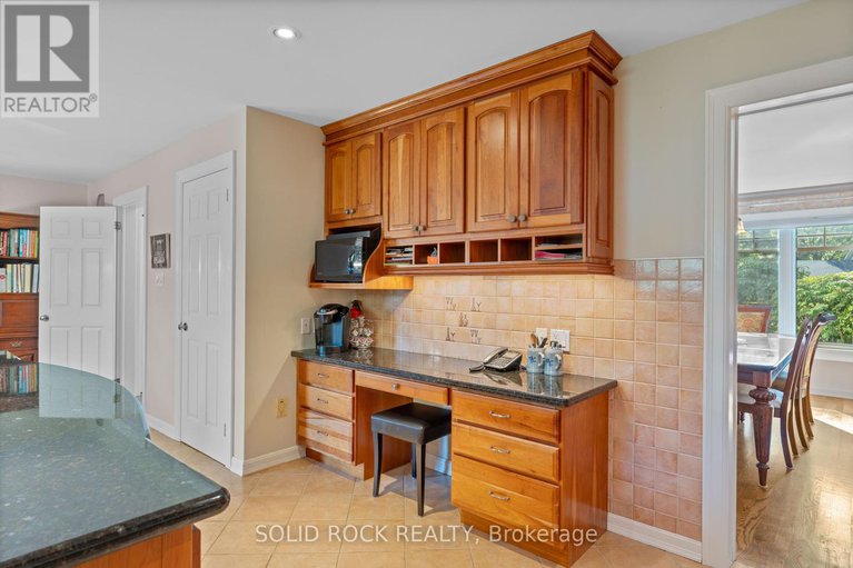 28931406/5569-whitewood-avenue/manotick-village-manotick-estates/ottawa/ontario/K4M1E1_17