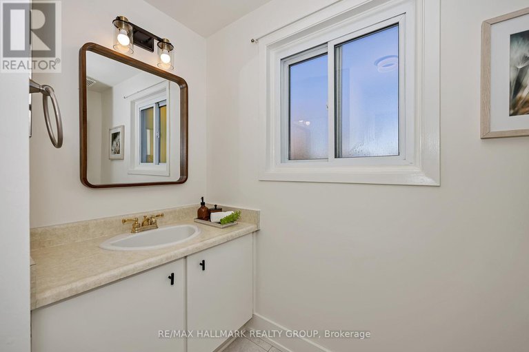 29051310/698-malibu-terrace/courtland-park/ottawa/ontario/K2C3T8_31