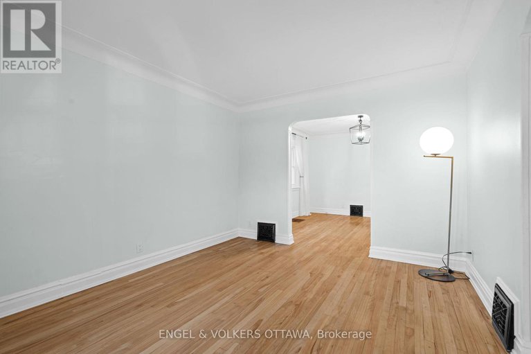 28957865/329-hamilton-avenue-s/civic-hospital/ottawa/ontario/K1Y1C4_5