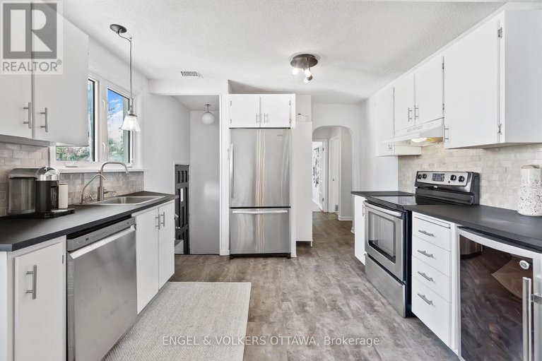28232001/8-pineglen-crescent/pineglencountry-place/ottawa/ontario/K2E6X7_17