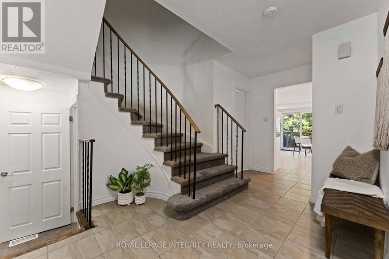 28688332/2044-wildflower-drive/queenswood-heights-south/ottawa/ontario/K1E3R5_13