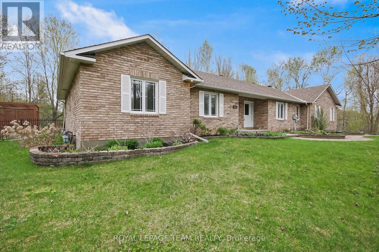 28297086/5719-stuewe-drive/manotick-east-to-manotick-station/ottawa/ontario/K4M1L2_1