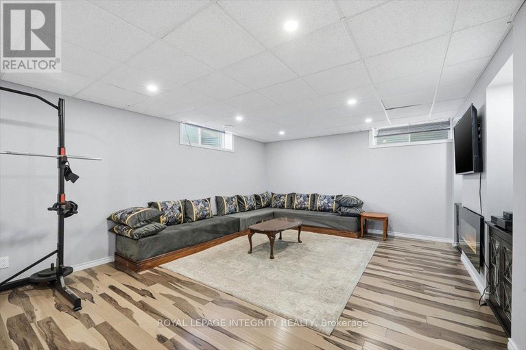 29381596/1110-luesby-crescent/fallingbrookgardenway-south/ottawa/ontario/K4A4X7_35