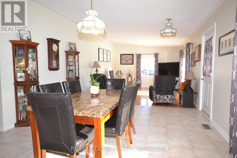 27844348/8254-county-road-17-road/clarencerockland-twp/clarence-rockland/ontario/K4K1K7_8
