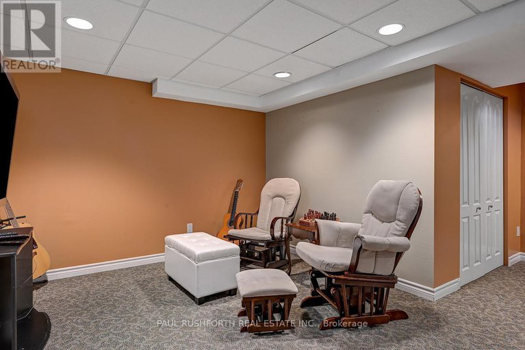 28613589/6156-vineyard-drive/convent-glen/ottawa/ontario/K1C2N6_24