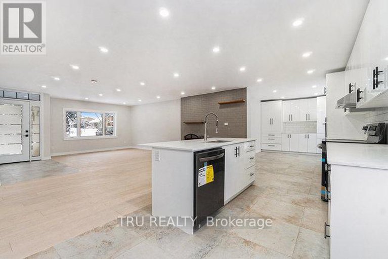 28740163/39-sunnycrest-drive/city-viewskylinefisher-heightsparkwood-hills/ottawa/ontario/K2E5Y4_11