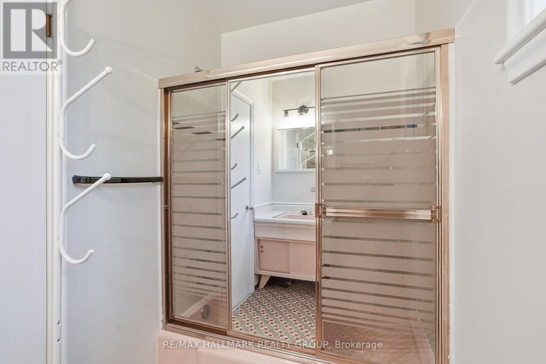 29046798/1760-laxton-crescent/bel-air-heights/ottawa/ontario/K2C2N3_25