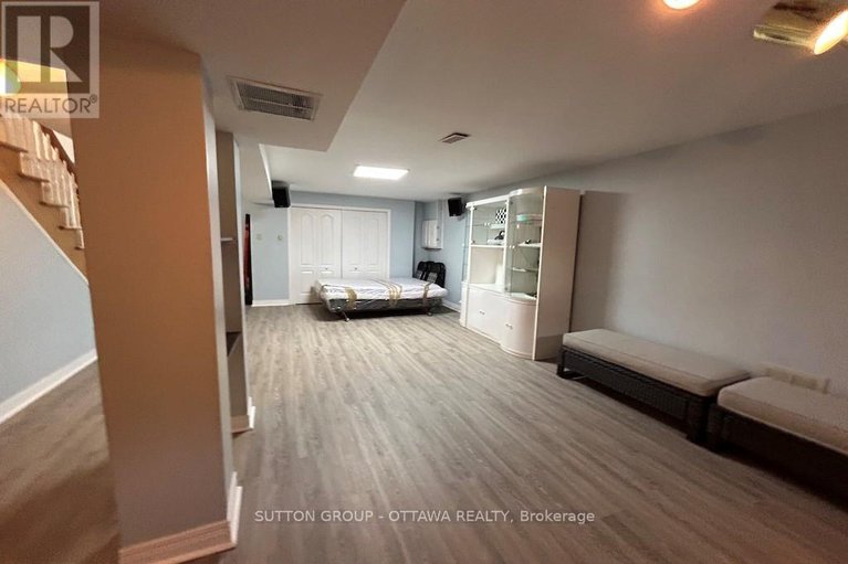 28486818/32-cellini-court-w/hunt-club-park/ottawa/ontario/K1G5K3_45