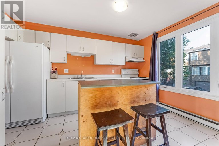 28882637/2101-eric-crescent/pineview/ottawa/ontario/K1B4P5_4